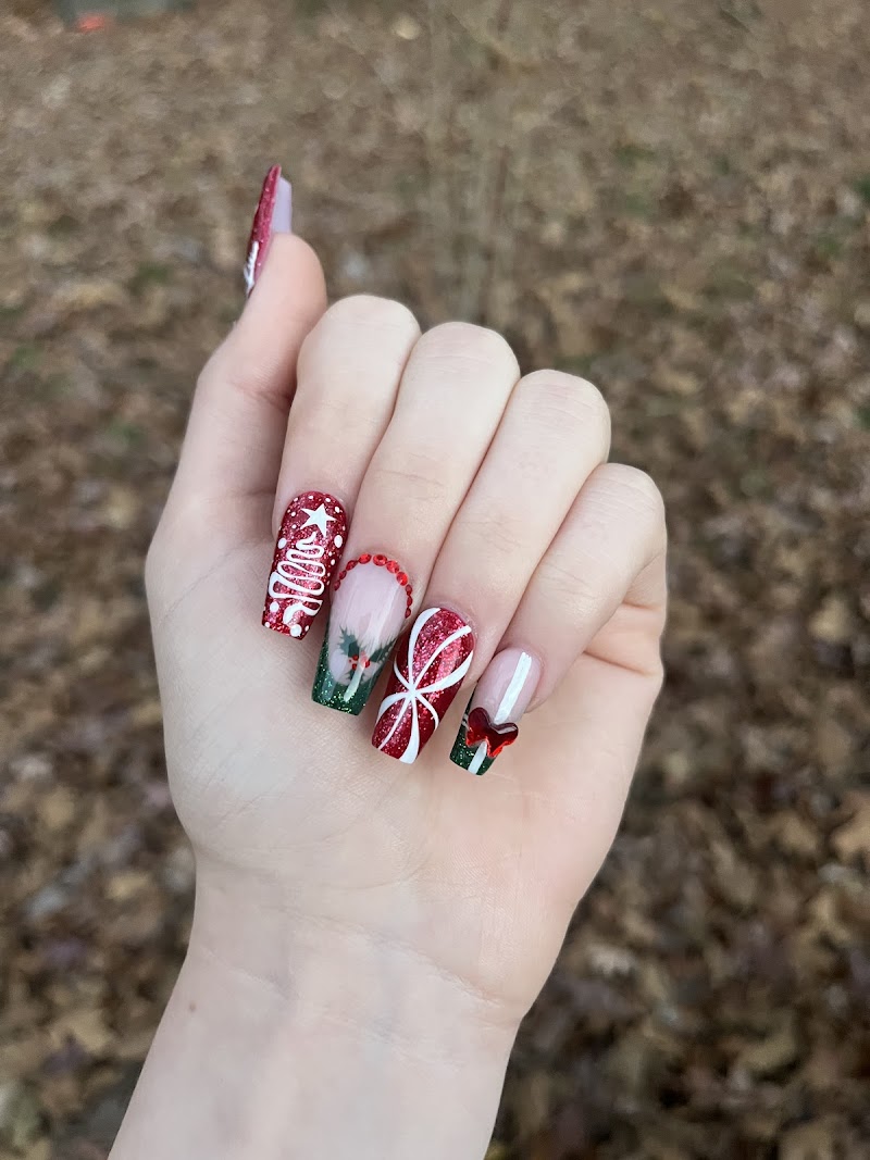 Artistic nail design at Simplicity